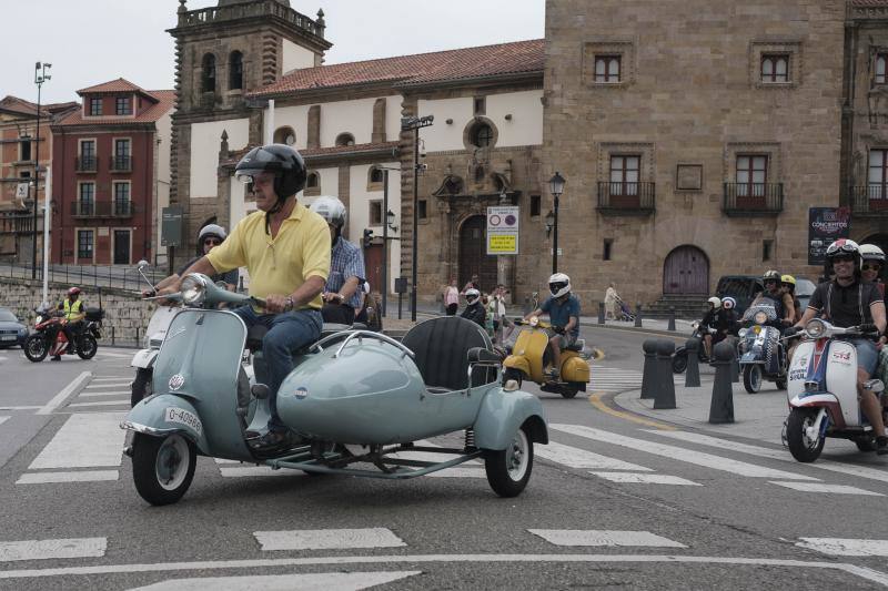 Una multitud de motos salieron de la plaza del Marqués en Gijón hacia Langreo para visitar la fábrica de cerveza Caleya.