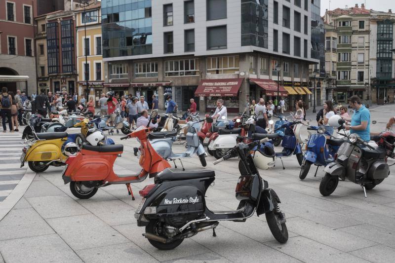 Una multitud de motos salieron de la plaza del Marqués en Gijón hacia Langreo para visitar la fábrica de cerveza Caleya.