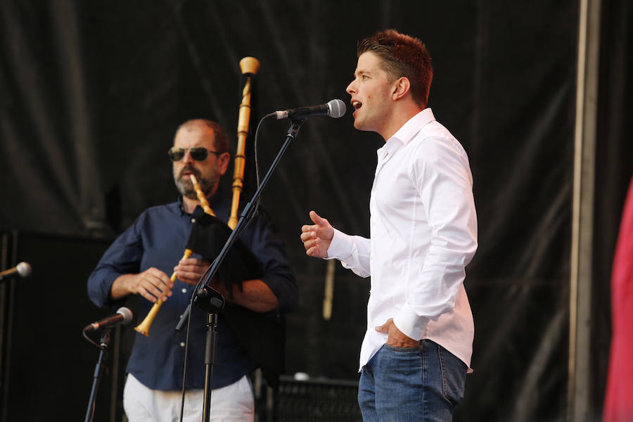 A rebosar. Así estaba la plaza Mayor de Gijón durante la segunda final del XXXVIII Concurso de Tonada Asturiana que organiza EL COMERCIO junto a Divertia. 