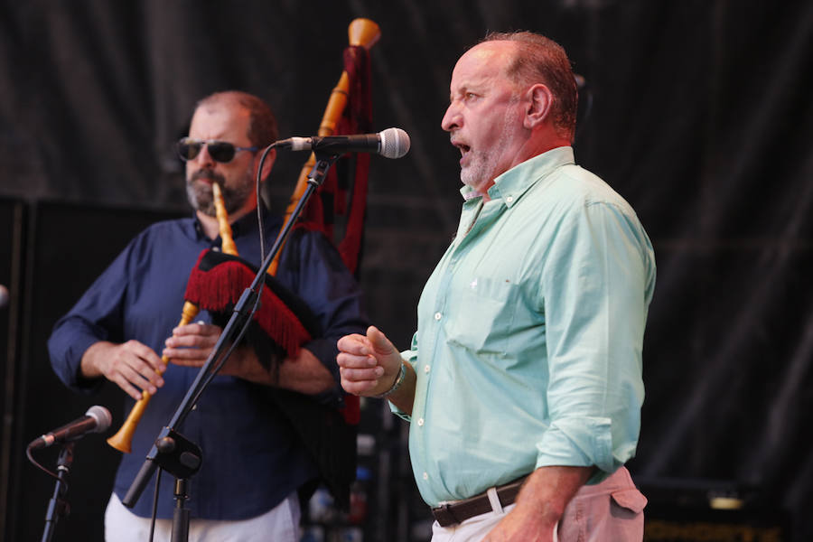 A rebosar. Así estaba la plaza Mayor de Gijón durante la segunda final del XXXVIII Concurso de Tonada Asturiana que organiza EL COMERCIO junto a Divertia. 