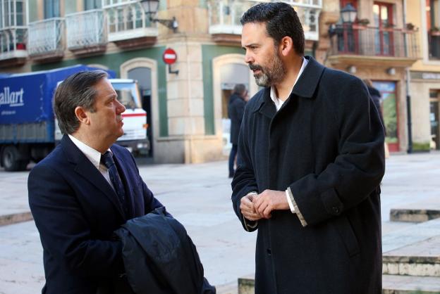 José Manuel López charla con Ricardo Fernández en la plaza del Ayuntamiento. 