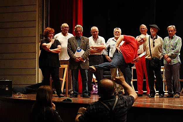 Sobre el escenario Ana Peinado, Pandiella y Emilio reciben instrucciones del director de escena Andrés Presumido. 