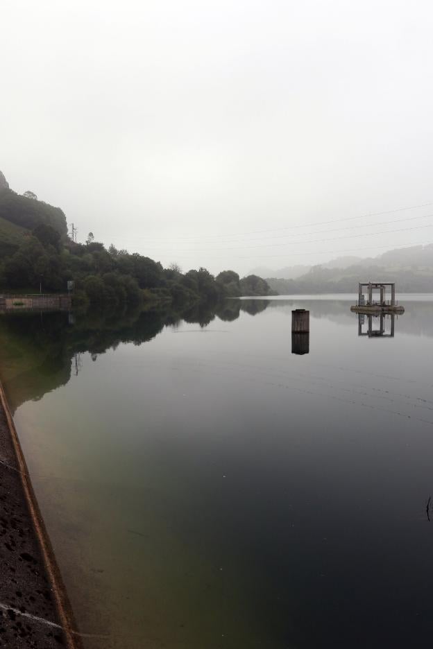 El embalse de Los Alfilorios está lleno en pleno verano. 