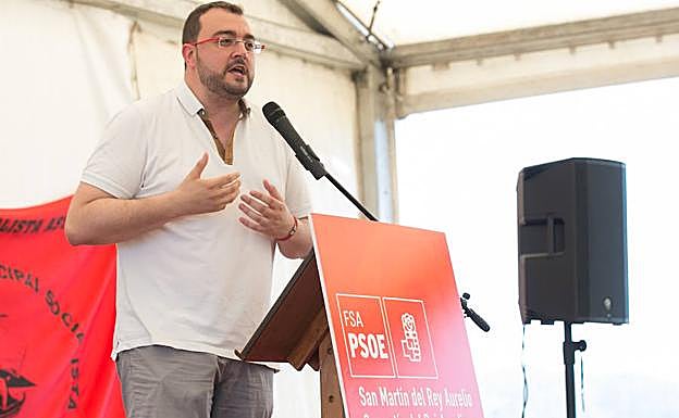 Adrián Barbón en el homenaje a los asesinados en la mina de la Bornaína en la Camperona, Siero.