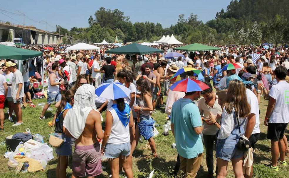 Multitudinaria fiesta del Xiringüelu en Pravia