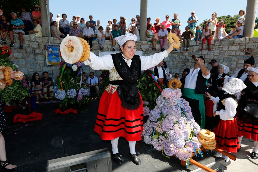 El baile de la Danza Prima y la jira en el cerro de Santa Catalina han protagonizado, un año más, los actos del Día de Asturias en Gijón.