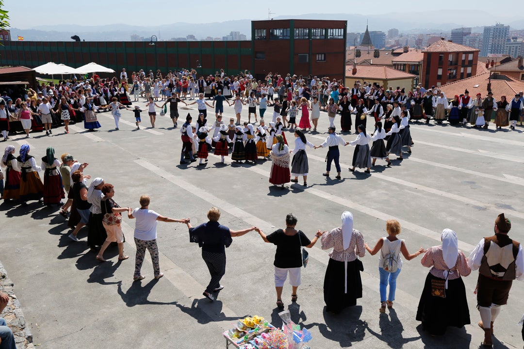 El baile de la Danza Prima y la jira en el cerro de Santa Catalina han protagonizado, un año más, los actos del Día de Asturias en Gijón.