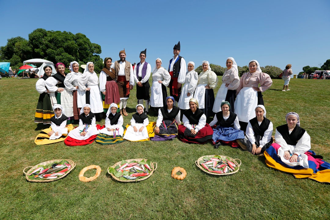 El baile de la Danza Prima y la jira en el cerro de Santa Catalina han protagonizado, un año más, los actos del Día de Asturias en Gijón.