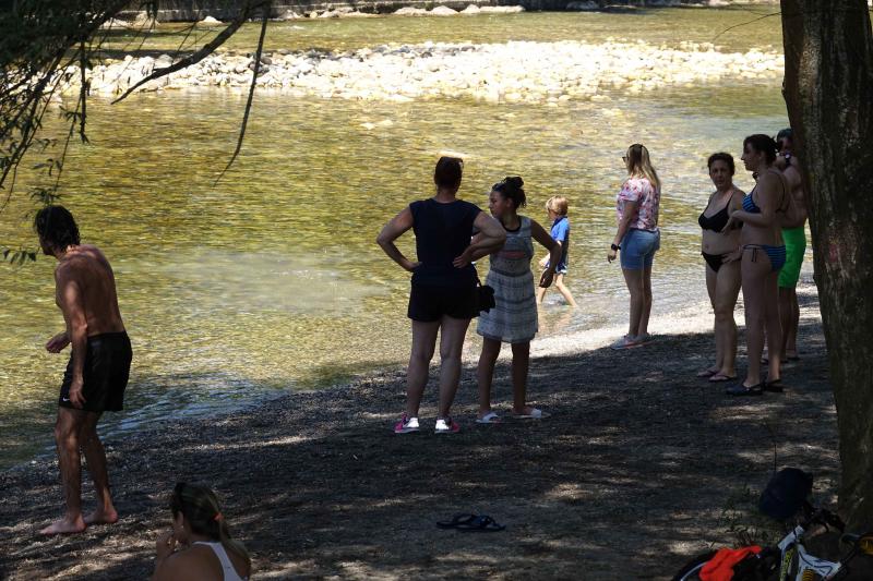 Playas, parques y terrazas están llenos estos días. Son los lugares elegidos tanto por los asturianos como por los turistas para sobrellevar las altas temperaturas que protagonizan este primer fin de semana de agosto.