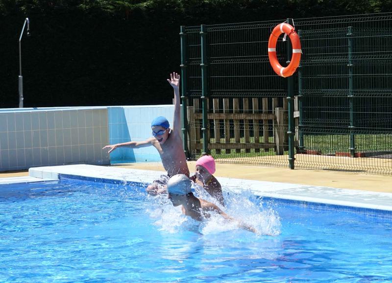 Playas, parques y terrazas están llenos estos días. Son los lugares elegidos tanto por los asturianos como por los turistas para sobrellevar las altas temperaturas que protagonizan este primer fin de semana de agosto.