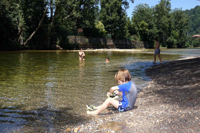 Playas, parques y terrazas están llenos estos días. Son los lugares elegidos tanto por los asturianos como por los turistas para sobrellevar las altas temperaturas que protagonizan este primer fin de semana de agosto.