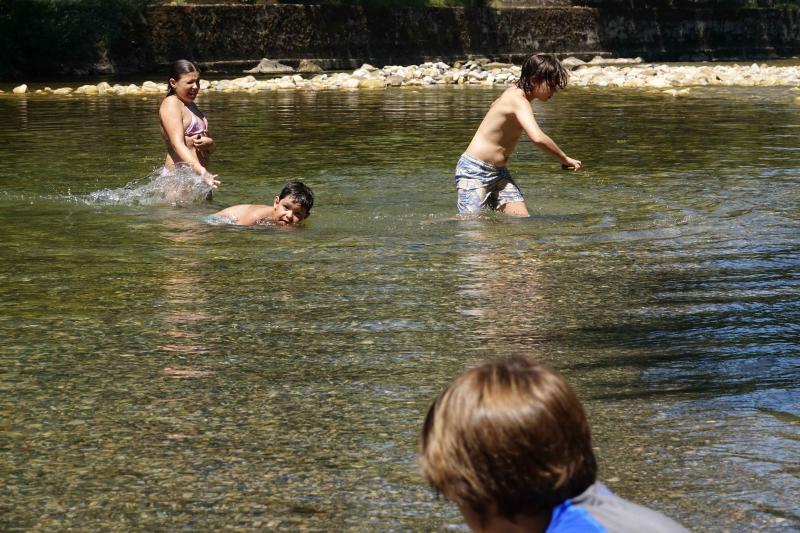 Playas, parques y terrazas están llenos estos días. Son los lugares elegidos tanto por los asturianos como por los turistas para sobrellevar las altas temperaturas que protagonizan este primer fin de semana de agosto.