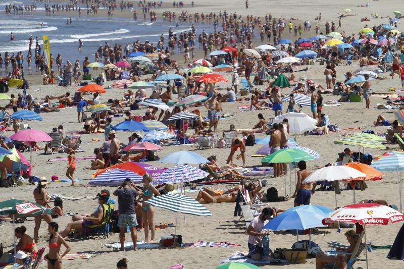 Playas, parques y terrazas están llenos estos días. Son los lugares elegidos tanto por los asturianos como por los turistas para sobrellevar las altas temperaturas que protagonizan este primer fin de semana de agosto.