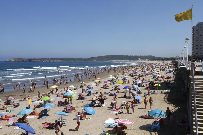 Playas, parques y terrazas están llenos estos días. Son los lugares elegidos tanto por los asturianos como por los turistas para sobrellevar las altas temperaturas que protagonizan este primer fin de semana de agosto.