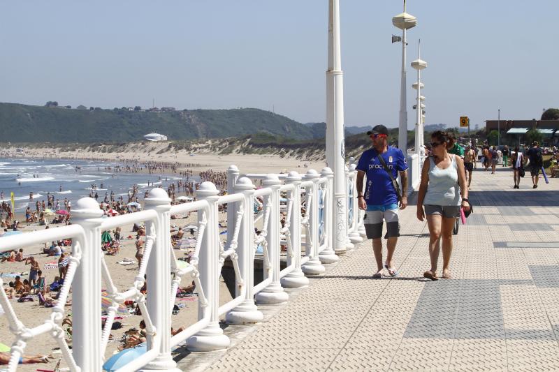 Playas, parques y terrazas están llenos estos días. Son los lugares elegidos tanto por los asturianos como por los turistas para sobrellevar las altas temperaturas que protagonizan este primer fin de semana de agosto.
