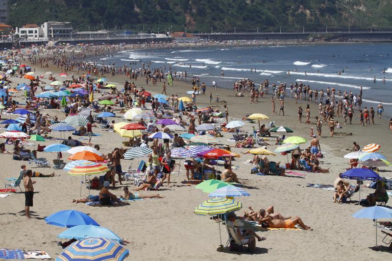 Playas, parques y terrazas están llenos estos días. Son los lugares elegidos tanto por los asturianos como por los turistas para sobrellevar las altas temperaturas que protagonizan este primer fin de semana de agosto.