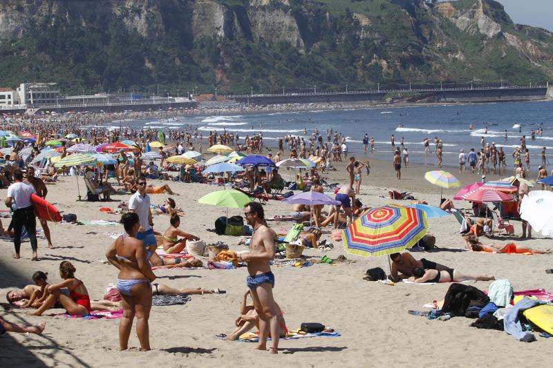 Playas, parques y terrazas están llenos estos días. Son los lugares elegidos tanto por los asturianos como por los turistas para sobrellevar las altas temperaturas que protagonizan este primer fin de semana de agosto.