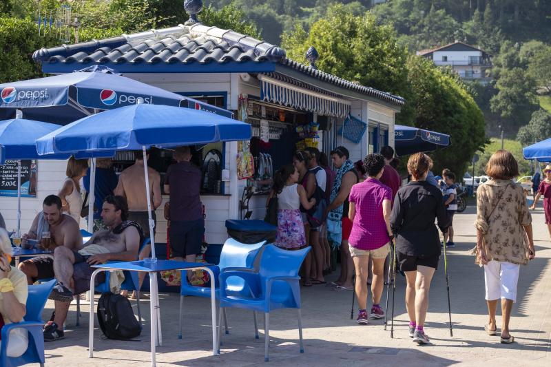Playas, parques y terrazas están llenos estos días. Son los lugares elegidos tanto por los asturianos como por los turistas para sobrellevar las altas temperaturas que protagonizan este primer fin de semana de agosto.
