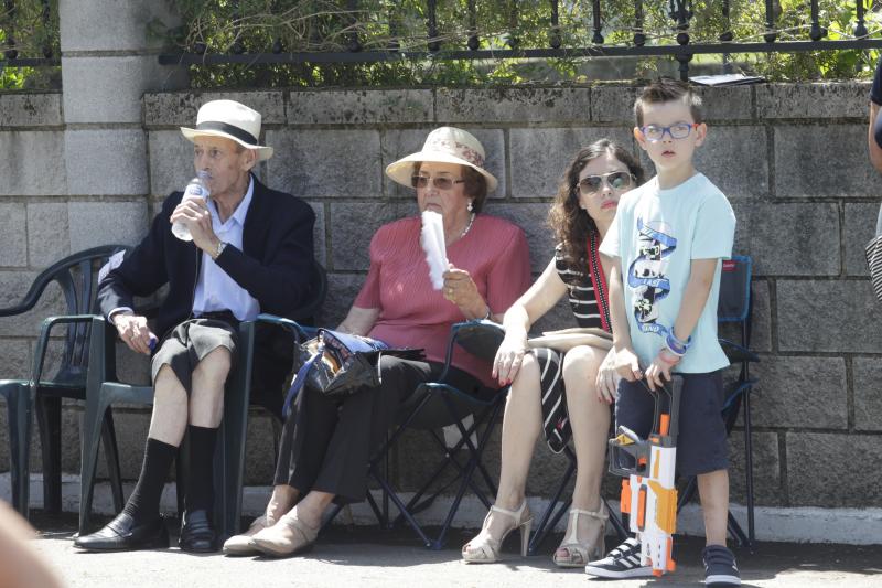 Playas, parques y terrazas están llenos estos días. Son los lugares elegidos tanto por los asturianos como por los turistas para sobrellevar las altas temperaturas que protagonizan este primer fin de semana de agosto.