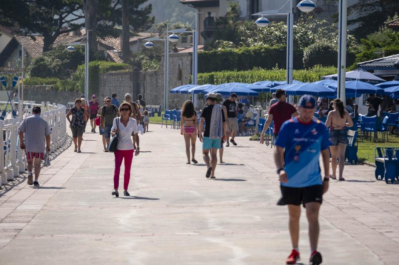 Playas, parques y terrazas están llenos estos días. Son los lugares elegidos tanto por los asturianos como por los turistas para sobrellevar las altas temperaturas que protagonizan este primer fin de semana de agosto.