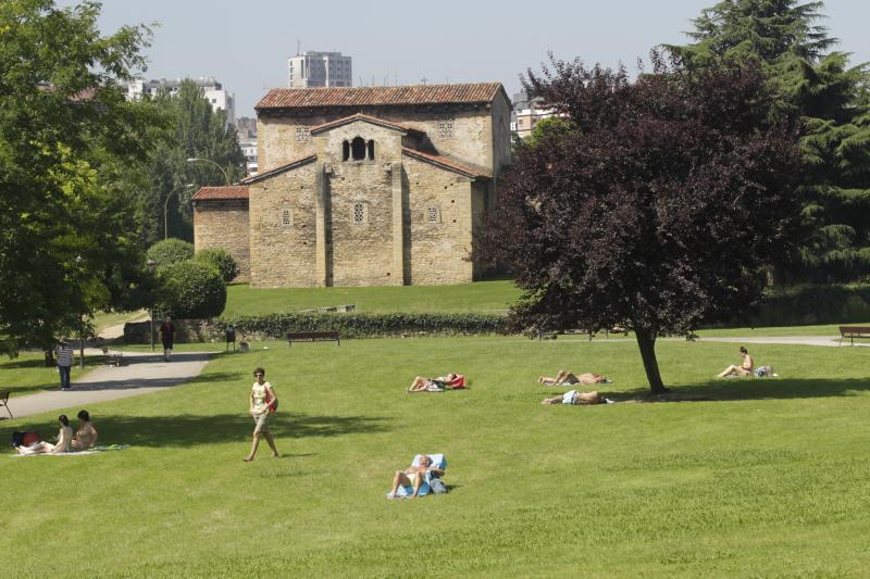 Playas, parques y terrazas están llenos estos días. Son los lugares elegidos tanto por los asturianos como por los turistas para sobrellevar las altas temperaturas que protagonizan este primer fin de semana de agosto.