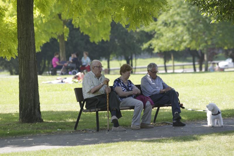 Playas, parques y terrazas están llenos estos días. Son los lugares elegidos tanto por los asturianos como por los turistas para sobrellevar las altas temperaturas que protagonizan este primer fin de semana de agosto.