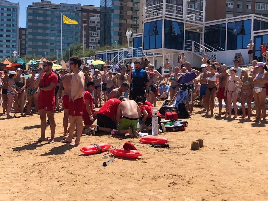 Sufrió una grave indisposición mientras se bañaba a la altura de la escalera 12.