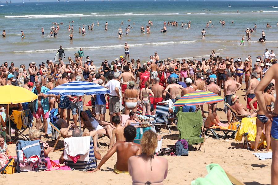 Sufrió una grave indisposición mientras se bañaba a la altura de la escalera 12.