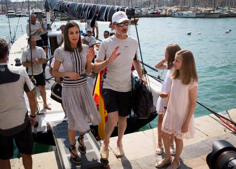 El Rey esperó a doña Letizia y sus hijas en la cubierta del Aifos 500 para que saludaran a la tripulación del barco de la Armada Española, que ha quedado sexto en la clasificación final de la categoría Swan 50.