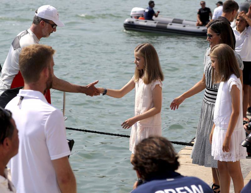 El Rey esperó a doña Letizia y sus hijas en la cubierta del Aifos 500 para que saludaran a la tripulación del barco de la Armada Española, que ha quedado sexto en la clasificación final de la categoría Swan 50.