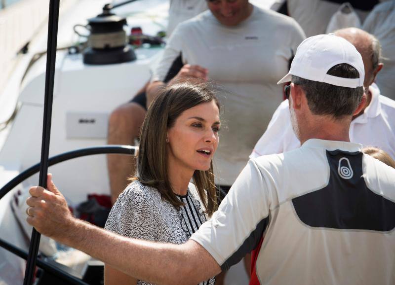 El Rey esperó a doña Letizia y sus hijas en la cubierta del Aifos 500 para que saludaran a la tripulación del barco de la Armada Española, que ha quedado sexto en la clasificación final de la categoría Swan 50.