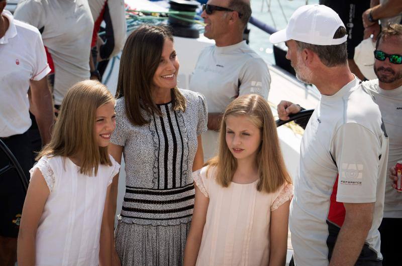 El Rey esperó a doña Letizia y sus hijas en la cubierta del Aifos 500 para que saludaran a la tripulación del barco de la Armada Española, que ha quedado sexto en la clasificación final de la categoría Swan 50.