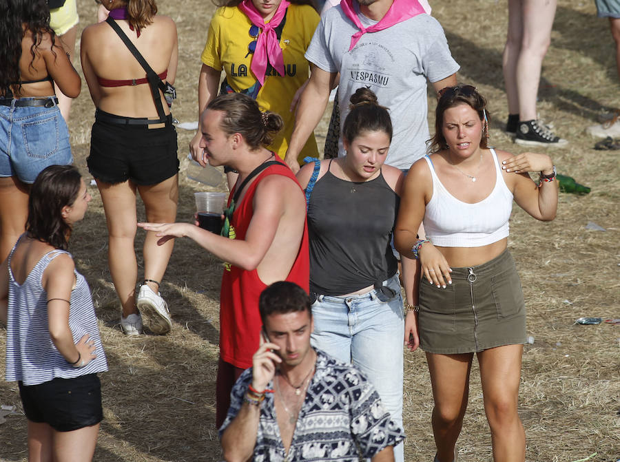 Miles de personas disfrutan de la popular fiesta del Xiringüelu en el prau Salcéu de Pravia en una jornada marcada por el sol y el intenso calor. 