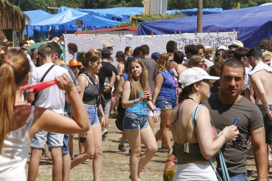 Miles de personas disfrutan de la popular fiesta del Xiringüelu en el prau Salcéu de Pravia en una jornada marcada por el sol y el intenso calor. 