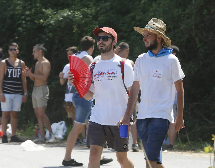 Miles de personas disfrutan de la popular fiesta del Xiringüelu en el prau Salcéu de Pravia en una jornada marcada por el sol y el intenso calor. 