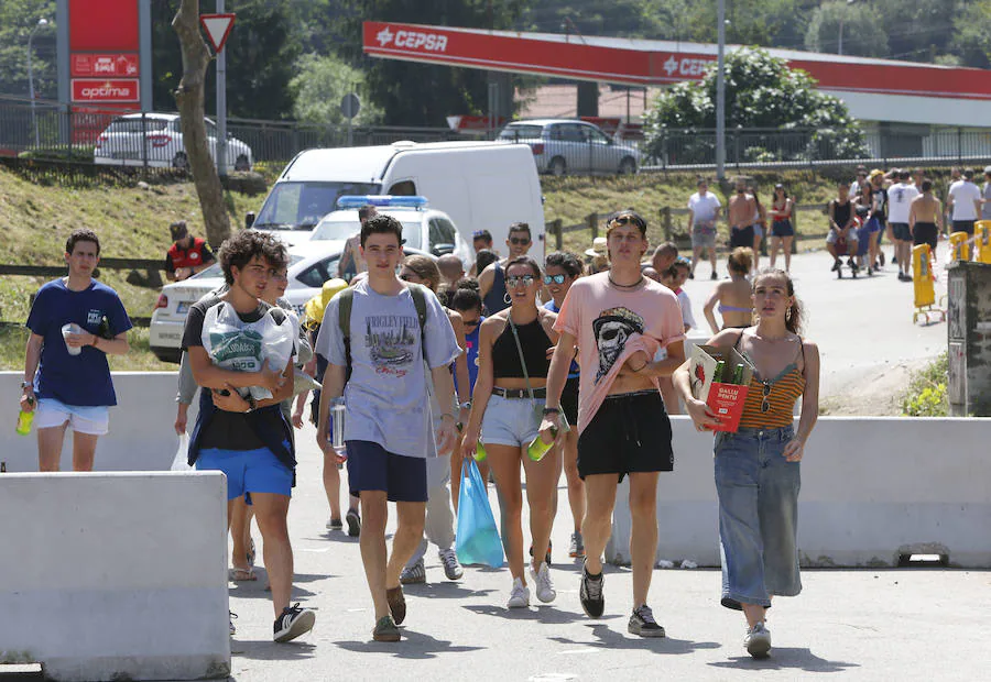 Miles de personas disfrutan de la popular fiesta del Xiringüelu en el prau Salcéu de Pravia en una jornada marcada por el sol y el intenso calor. 