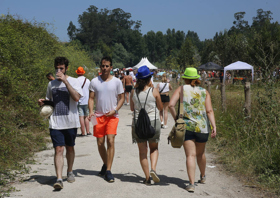 Miles de personas disfrutan de la popular fiesta del Xiringüelu en el prau Salcéu de Pravia en una jornada marcada por el sol y el intenso calor. 
