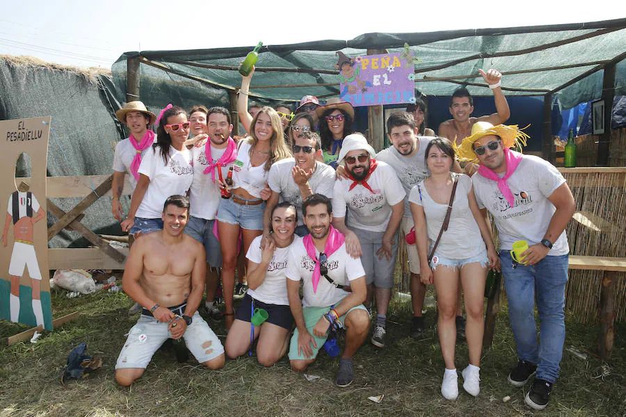 Miles de personas disfrutan de la popular fiesta del Xiringüelu en el prau Salcéu de Pravia en una jornada marcada por el sol y el intenso calor. 