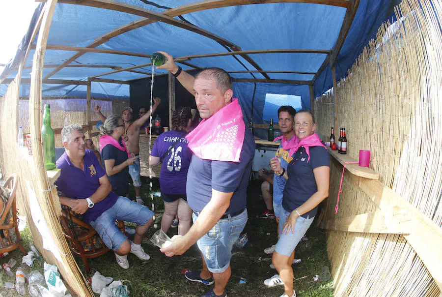 Miles de personas disfrutan de la popular fiesta del Xiringüelu en el prau Salcéu de Pravia en una jornada marcada por el sol y el intenso calor. 