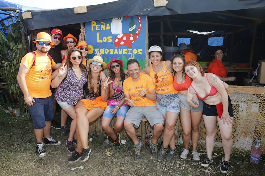 Miles de personas disfrutan de la popular fiesta del Xiringüelu en el prau Salcéu de Pravia en una jornada marcada por el sol y el intenso calor. 