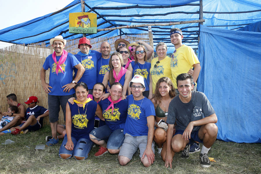 Miles de personas disfrutan de la popular fiesta del Xiringüelu en el prau Salcéu de Pravia en una jornada marcada por el sol y el intenso calor. 