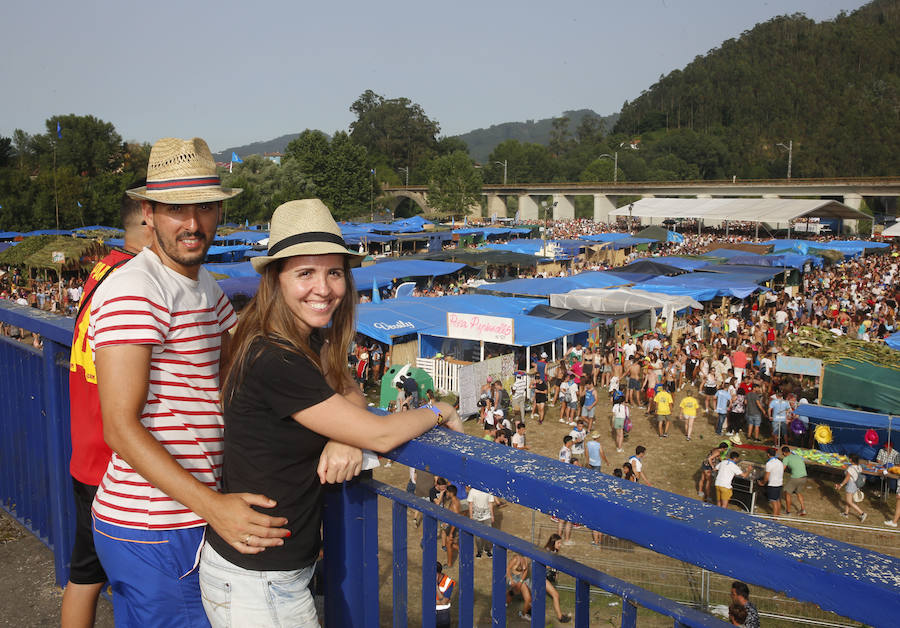 Miles de personas disfrutan de la popular fiesta del Xiringüelu en el prau Salcéu de Pravia en una jornada marcada por el sol y el intenso calor. 