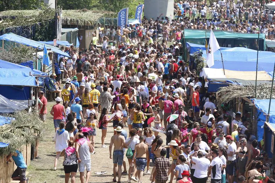 Miles de personas disfrutan de la popular fiesta del Xiringüelu en el prau Salcéu de Pravia en una jornada marcada por el sol y el intenso calor. 