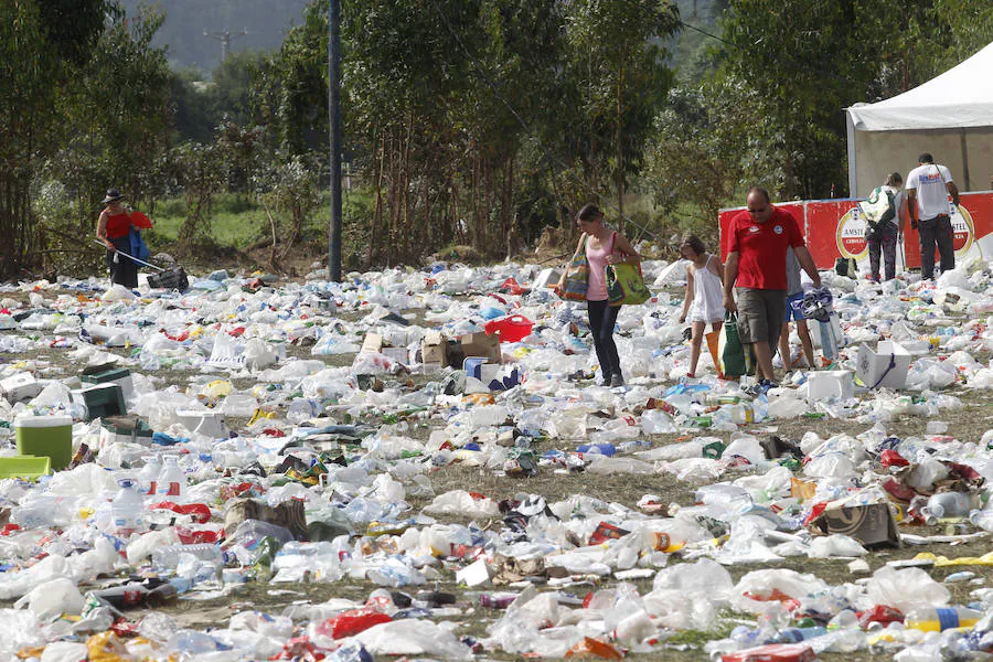 Bolsas de plástico, botellas, neveras, vasos, piscinas hinchables... Es la impresionante imagen del prau de Salcéu el día después del Xiringüelu de Pravia, donde la basura es la protagonista