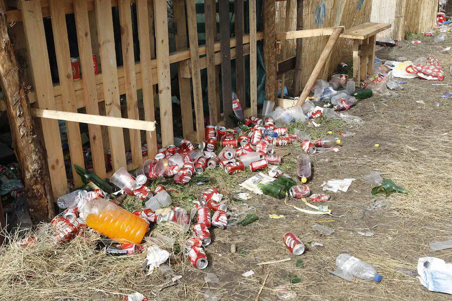 Bolsas de plástico, botellas, neveras, vasos, piscinas hinchables... Es la impresionante imagen del prau de Salcéu el día después del Xiringüelu de Pravia, donde la basura es la protagonista