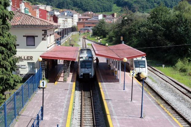 Los trenes, circulando por Moreda antes de la avería que surgió por la tarde. 