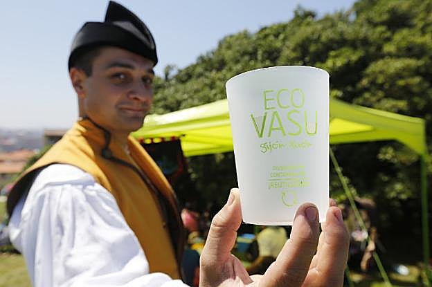 Un miembro de un grupo folclórico sujeta un 'Ecovasu'.