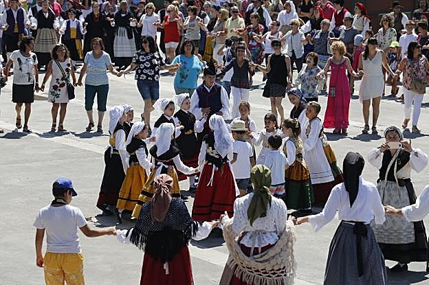 Gijoneses, visitantes y grupos folclóricos se cogieron de los meñiques para bailar la danza prima al ritmo de «¡Hai una galán d'esta villa, hai un galán d'esta casa!». 