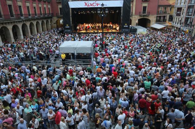 La plaza Mayor, hasta los topes, tras el pregón del año pasado. 