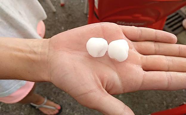 Granizos caídos este lunes en Infiesto.